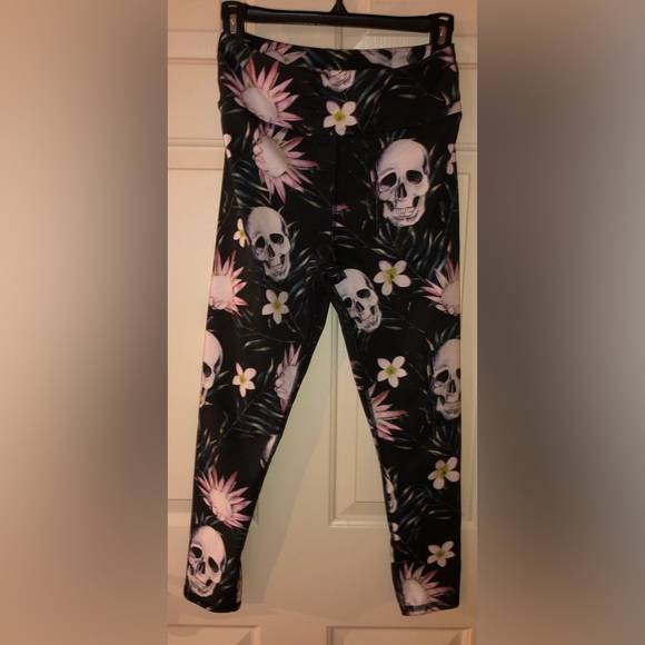 Evolution and Creation leggings size medium skull and flowers 
Bundle2save$ - Picture 2 of 9